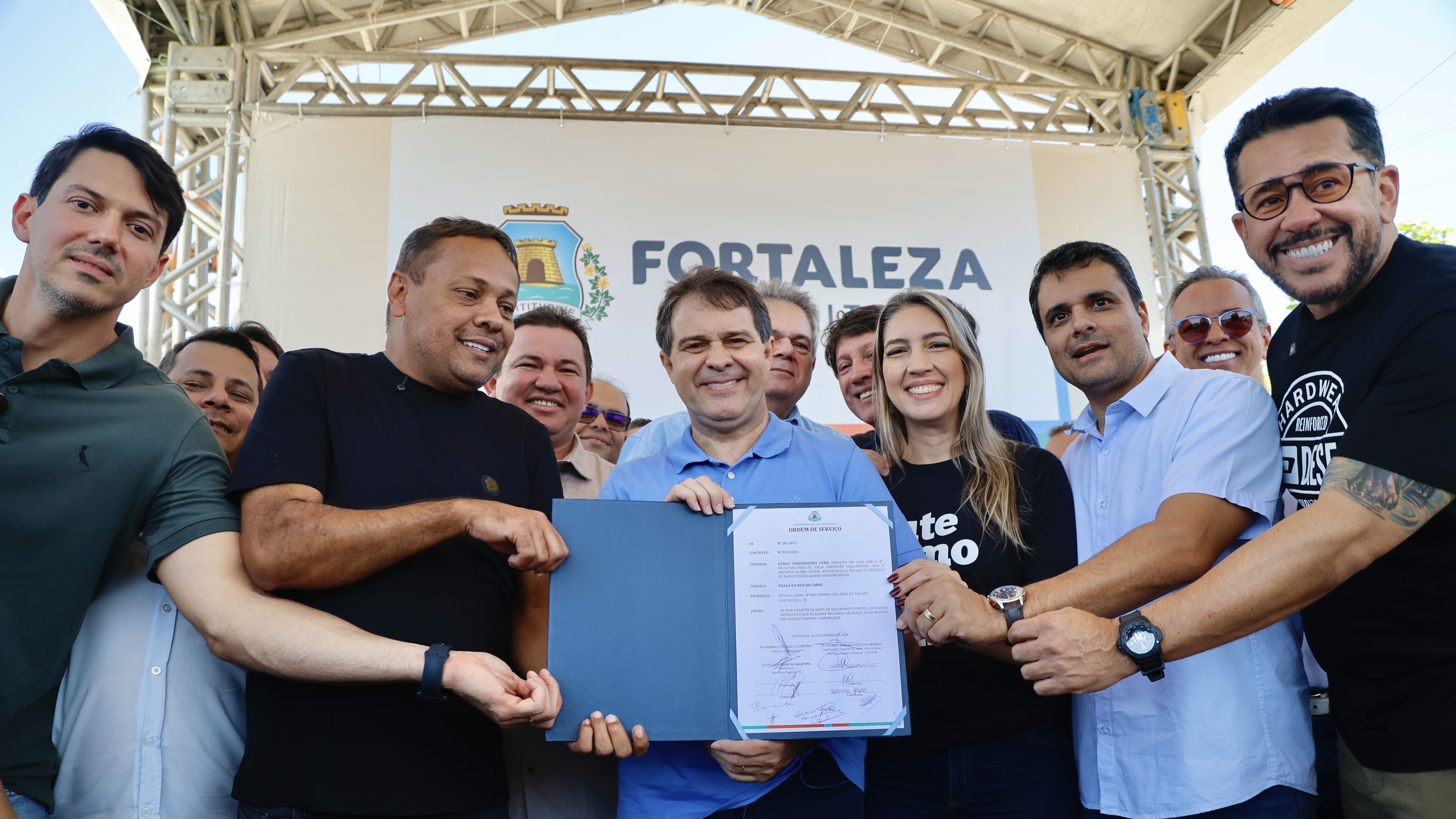 grupo de pessoas posa para a foto